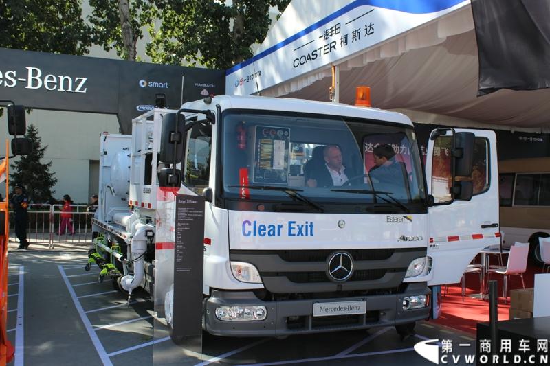 2014年10月15日 全球领先的商用汽车制造商斯堪尼亚亮相第六届中国（北京）国际机场技术设备和服务展览会（Inter Airport China 2014）。图为梅赛德斯-奔驰Atego 715机场加油车 