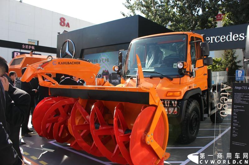 2014年10月15日 全球领先的商用汽车制造商斯堪尼亚亮相第六届中国（北京）国际机场技术设备和服务展览会（Inter Airport China 2014）。图为梅赛德斯-奔驰Unimog U400抛雪车