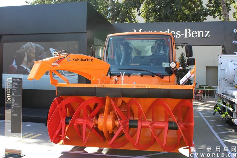 2014年10月15日 全球领先的商用汽车制造商斯堪尼亚亮相第六届中国（北京）国际机场技术设备和服务展览会（Inter Airport China 2014）。图为梅赛德斯-奔驰Unimog U400抛雪车 