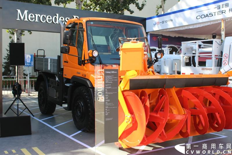 2014年10月15日 全球领先的商用汽车制造商斯堪尼亚亮相第六届中国（北京）国际机场技术设备和服务展览会（Inter Airport China 2014）。图为梅赛德斯-奔驰Unimog U400抛雪车 