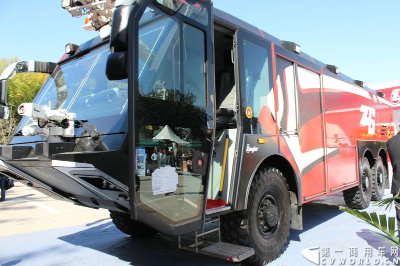 2014年10月15日 全球领先的商用汽车制造商斯堪尼亚亮相第六届中国（北京）国际机场技术设备和服务展览会（Inter Airport China 2014）。图为齐格勒（Ziegler） FLFZ6机场专用消防车