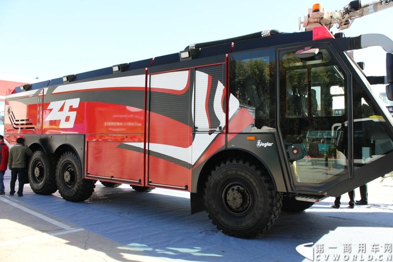 2014年10月15日 全球领先的商用汽车制造商斯堪尼亚亮相第六届中国（北京）国际机场技术设备和服务展览会（Inter Airport China 2014）。图为齐格勒（Ziegler） FLFZ6机场专用消防车