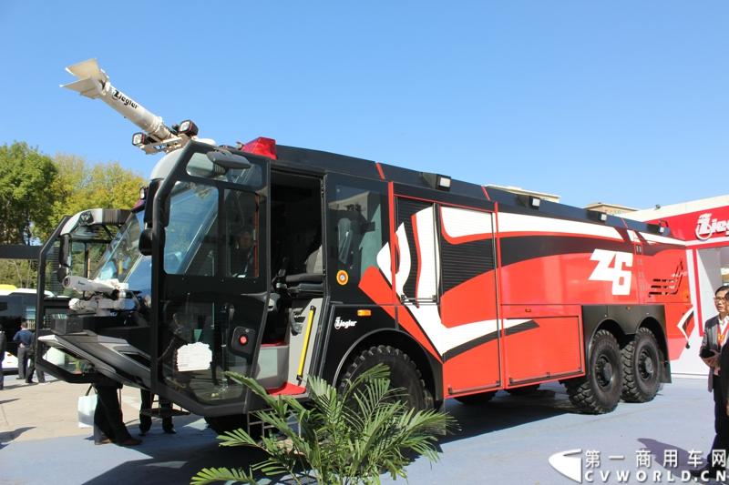 2014年10月15日 全球领先的商用汽车制造商斯堪尼亚亮相第六届中国（北京）国际机场技术设备和服务展览会（Inter Airport China 2014）。图为齐格勒（Ziegler） FLFZ6机场专用消防车