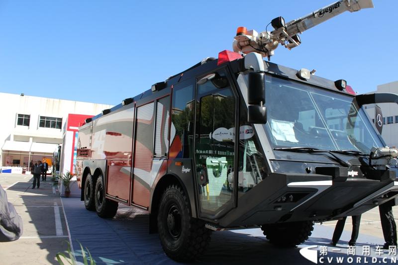 2014年10月15日 全球领先的商用汽车制造商斯堪尼亚亮相第六届中国（北京）国际机场技术设备和服务展览会（Inter Airport China 2014）。图为齐格勒（Ziegler） FLFZ6机场专用消防车