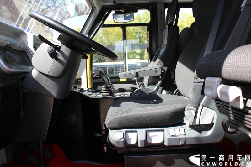 2014年10月15日 全球领先的商用汽车制造商斯堪尼亚亮相第六届中国（北京）国际机场技术设备和服务展览会（Inter Airport China 2014）。图为齐格勒（Ziegler） FLFZ6机场专用消防车 驾驶室