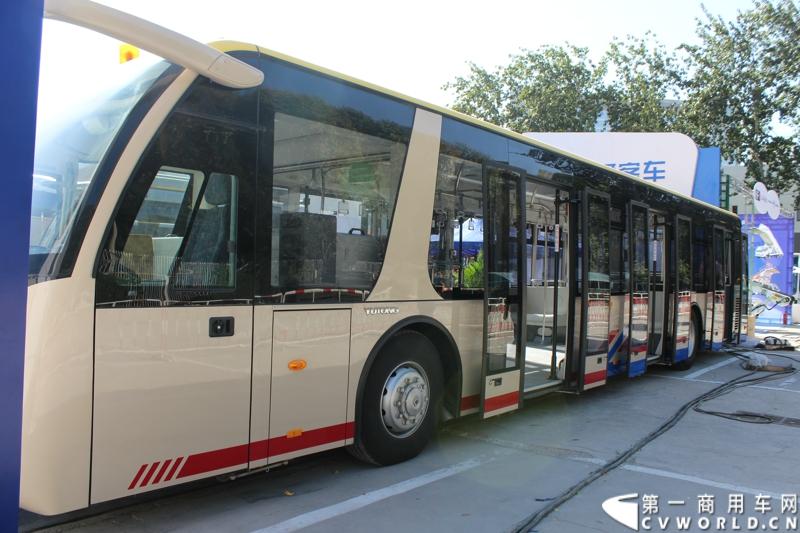 2014年10月15日 全球领先的商用汽车制造商斯堪尼亚亮相第六届中国（北京）国际机场技术设备和服务展览会（Inter Airport China 2014）。图为宇通 ZK6140BD 机场摆渡车