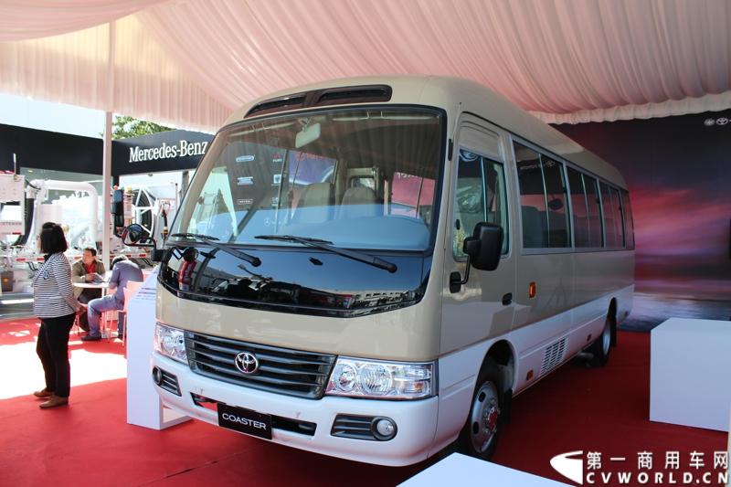 2014年10月15日 全球领先的商用汽车制造商斯堪尼亚亮相第六届中国（北京）国际机场技术设备和服务展览会（Inter Airport China 2014）。图为一汽丰田-柯斯达客车