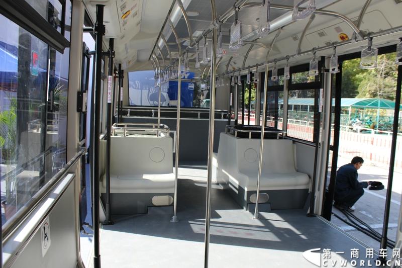2014年10月15日 全球领先的商用汽车制造商斯堪尼亚亮相第六届中国（北京）国际机场技术设备和服务展览会（Inter Airport China 2014）。图为宇通 ZK6140BD 机场摆渡车 内部设计