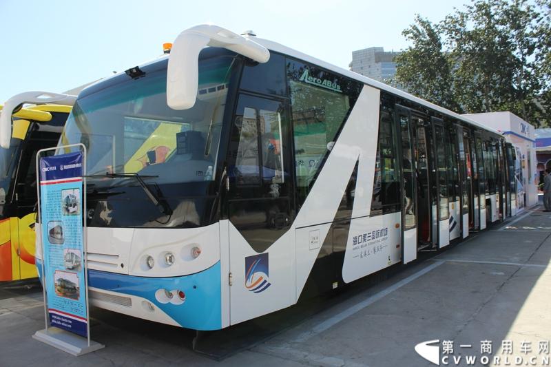 2014年10月15日 全球领先的商用汽车制造商斯堪尼亚亮相第六届中国（北京）国际机场技术设备和服务展览会（Inter Airport China 2014）。图为中集（CIMC）KG-B6300S双向驾驶机场摆渡车