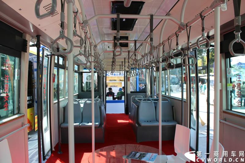 2014年10月15日 全球领先的商用汽车制造商斯堪尼亚亮相第六届中国（北京）国际机场技术设备和服务展览会（Inter Airport China 2014）。图为中集（CIMC）KG-B6300S双向驾驶机场摆渡车