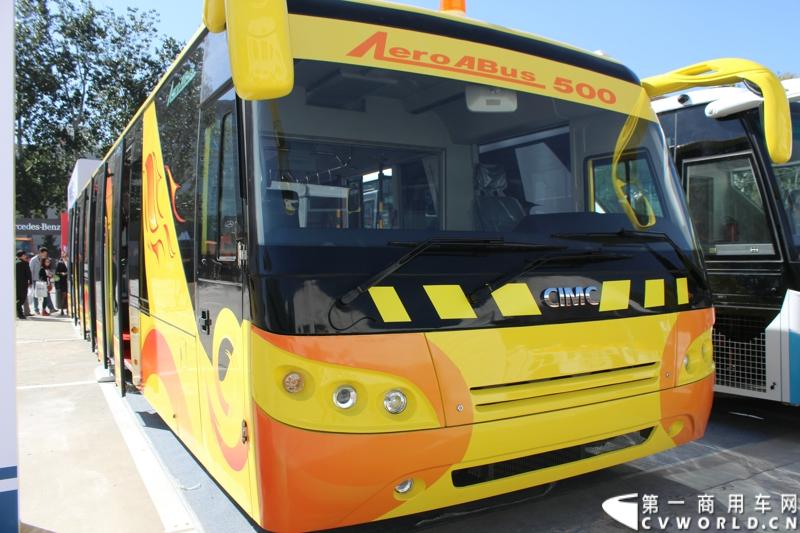 2014年10月15日 全球领先的商用汽车制造商斯堪尼亚亮相第六届中国（北京）国际机场技术设备和服务展览会（Inter Airport China 2014）。图为中集（CIMC）机场专用摆渡车