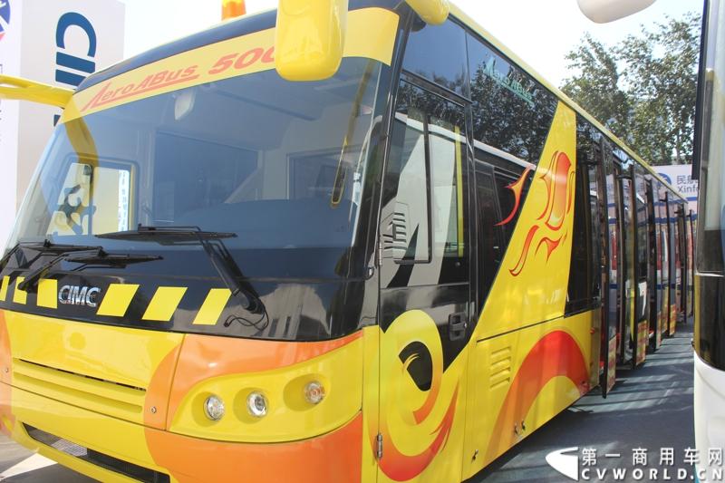 2014年10月15日 全球领先的商用汽车制造商斯堪尼亚亮相第六届中国（北京）国际机场技术设备和服务展览会（Inter Airport China 2014）。图为中集（CIMC）机场专用摆渡车