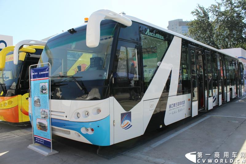 2014年10月15日 全球领先的商用汽车制造商斯堪尼亚亮相第六届中国（北京）国际机场技术设备和服务展览会（Inter Airport China 2014）。图为中集（CIMC）KG-B6300S双向驾驶机场摆渡车