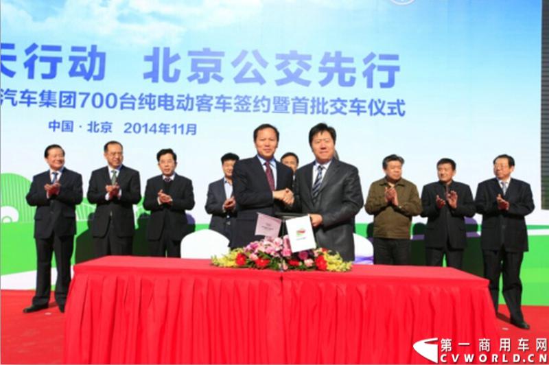 11月2日，福田汽车集团在怀柔与北京公交集团签订700台纯电动客车大单，并交付首批30台福田欧辉新能源快充纯电动客车。图为北京公交集团、福田汽车集团700台纯电动客车签约仪式