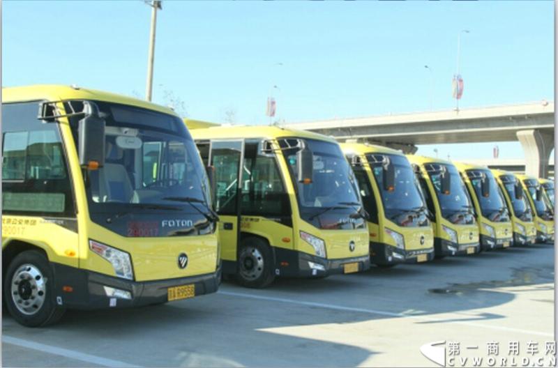 11月2日，福田汽车集团在怀柔与北京公交集团签订700台纯电动客车大单，并交付首批30台福田欧辉新能源快充纯电动客车。图为即将服务APEC会议的福田欧辉6.5米微循环纯电动社区巴士