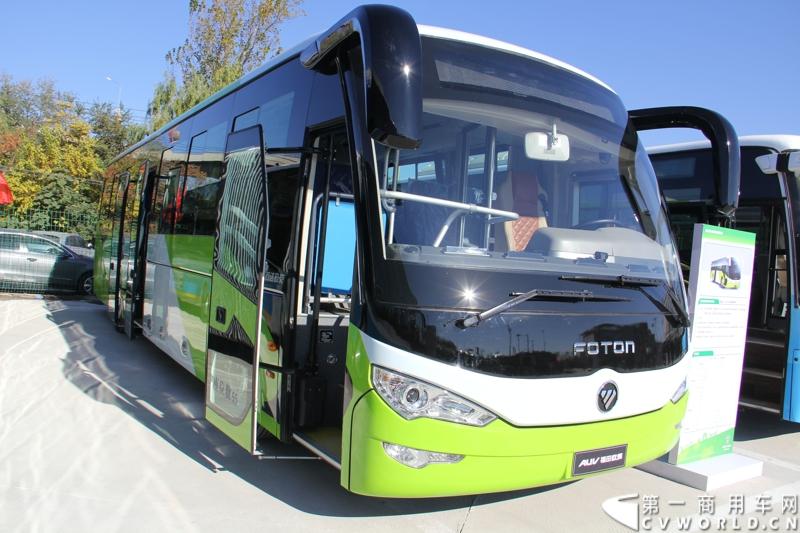 11月2日，福田汽车集团在怀柔与北京公交集团签订700台纯电动客车大单，并交付首批30台福田欧辉新能源快充纯电动客车。图为福田欧辉BJ6127系列纯电动团体班车