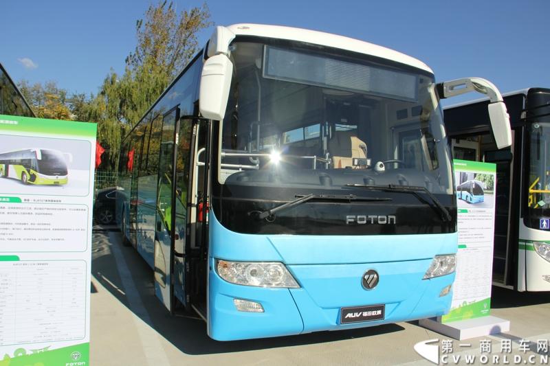 11月2日，福田汽车集团在怀柔与北京公交集团签订700台纯电动客车大单，并交付首批30台福田欧辉新能源快充纯电动客车。图为福田欧辉BJ6127系列纯电动团体班车