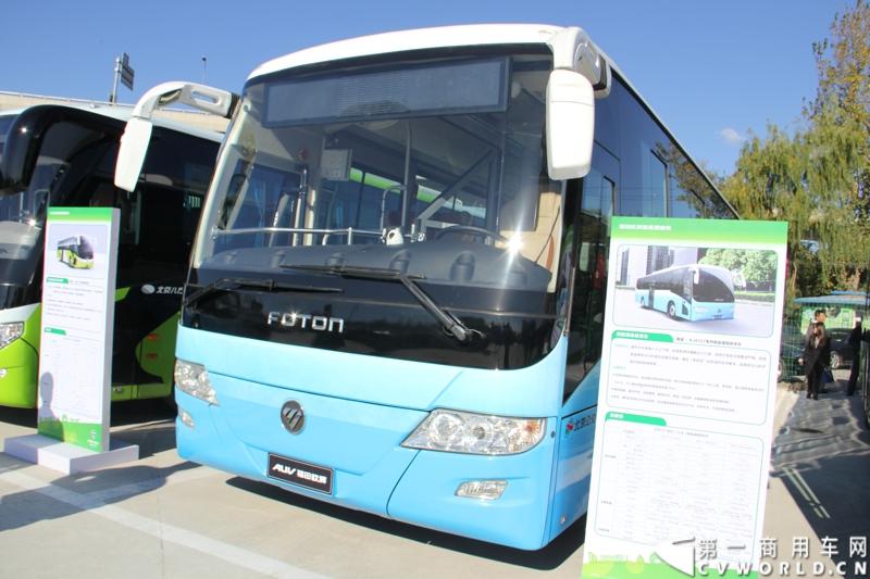 11月2日，福田汽车集团在怀柔与北京公交集团签订700台纯电动客车大单，并交付首批30台福田欧辉新能源快充纯电动客车。图为福田欧辉BJ6127系列纯电动团体班车