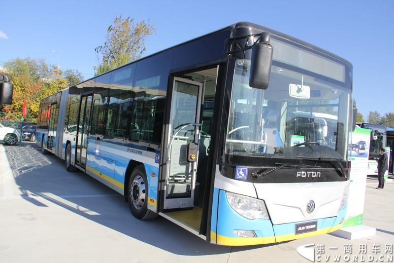 11月2日，福田汽车集团在怀柔与北京公交集团签订700台纯电动客车大单，并交付首批30台福田欧辉新能源快充纯电动客车。图为福田欧辉18米铰接式新能源公交车