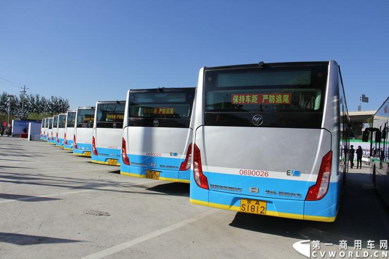 11月2日，福田汽车集团在怀柔与北京公交集团签订700台纯电动客车大单，并交付首批30台福田欧辉新能源快充纯电动客车。图为福田欧辉节能与新能源客车产品