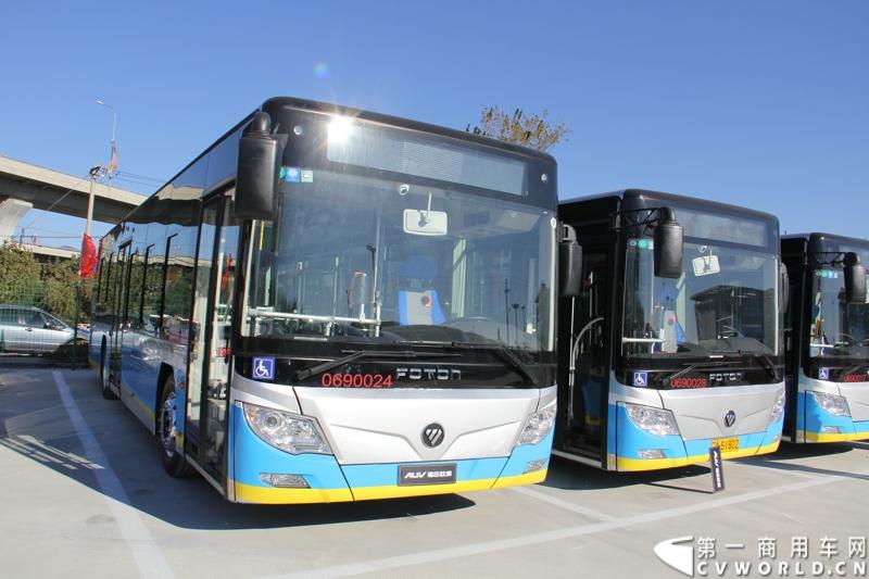 11月2日，福田汽车集团在怀柔与北京公交集团签订700台纯电动客车大单，并交付首批30台福田欧辉新能源快充纯电动客车。图为福田欧辉新能源客车