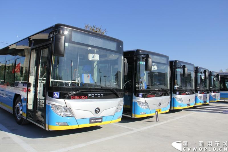 11月2日，福田汽车集团在怀柔与北京公交集团签订700台纯电动客车大单，并交付首批30台福田欧辉新能源快充纯电动客车。图为福田欧辉新能源客车