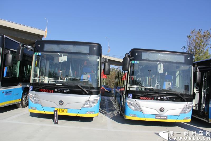11月2日，福田汽车集团在怀柔与北京公交集团签订700台纯电动客车大单，并交付首批30台福田欧辉新能源快充纯电动客车。图为福田欧辉新能源客车