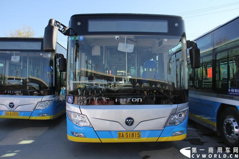 11月2日，福田汽车集团在怀柔与北京公交集团签订700台纯电动客车大单，并交付首批30台福田欧辉新能源快充纯电动客车。图为已投入北京公交运行的福田欧辉新能源客车 