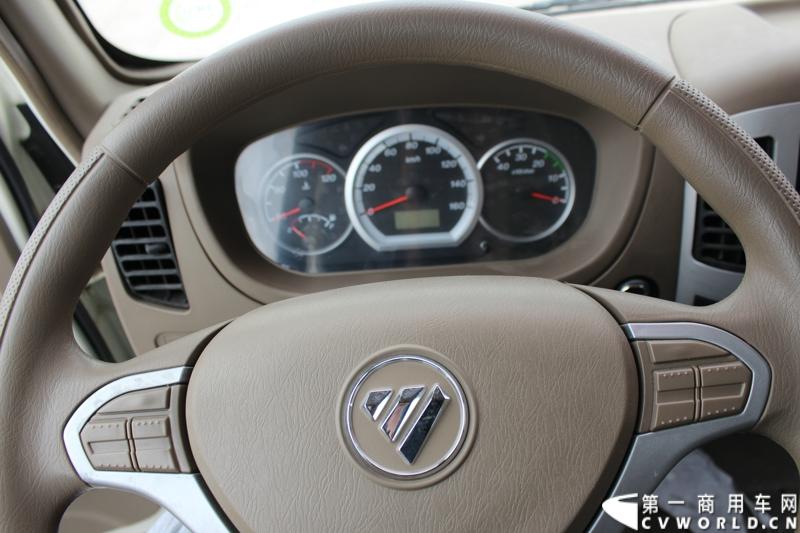 10月23日，福田汽车在位于北京市密云县的北京多功能汽车厂内举行了“为生活而科技——福田汽车奥铃、欧马可品鉴会”。图为奥铃BJ5049XLC-BB冷藏车方向盘及仪表