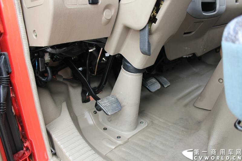 10月23日，福田汽车在位于北京市密云县的北京多功能汽车厂内举行了“为生活而科技——福田汽车奥铃、欧马可品鉴会”。图为奥铃BJ5049XLC-BB冷藏车离合、油门踏板