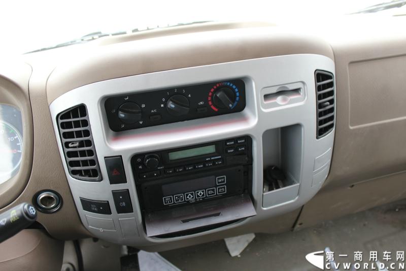 10月23日，福田汽车在位于北京市密云县的北京多功能汽车厂内举行了“为生活而科技——福田汽车奥铃、欧马可品鉴会”。图为奥铃BJ5049XLC-BB冷藏车内饰