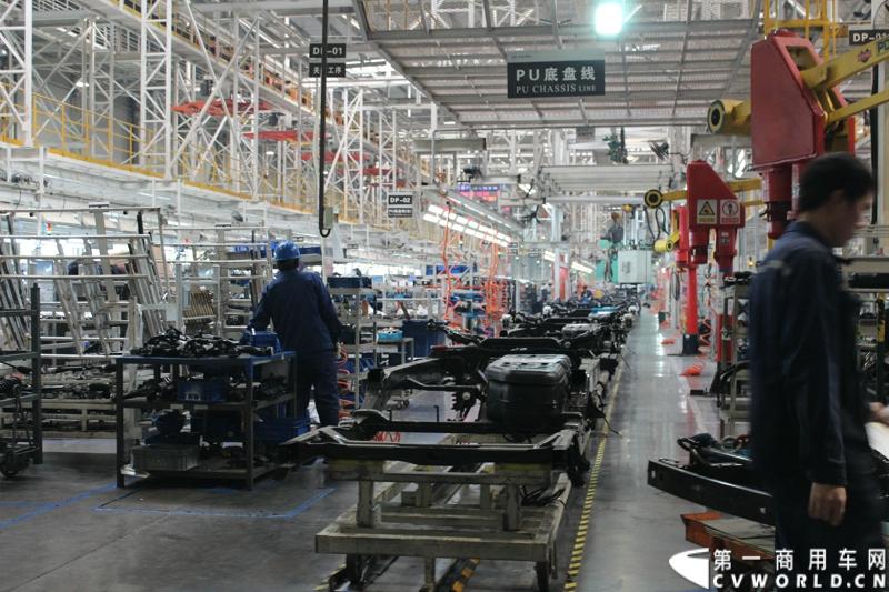10月23日，福田汽车在位于北京市密云县的北京多功能汽车厂内举行了“为生活而科技——福田汽车奥铃、欧马可品鉴会”。图为北京多功能汽车厂总装部内的PU底盘线