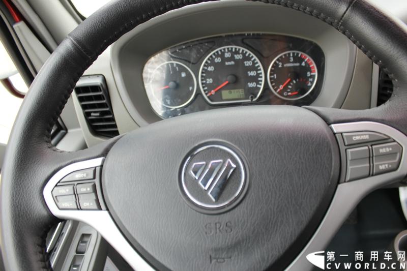 10月23日，福田汽车在位于北京市密云县的北京多功能汽车厂内举行了“为生活而科技——福田汽车奥铃、欧马可品鉴会”。图为欧马可1系BJ5049XXY-F3城市物流车方向盘及仪表