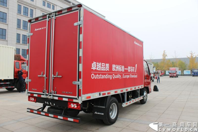 10月23日，福田汽车在位于北京市密云县的北京多功能汽车厂内举行了“为生活而科技——福田汽车奥铃、欧马可品鉴会”。图为欧马可1系BJ5049XXY-F3城市物流车后侧面