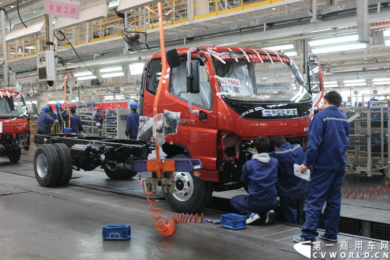 10月23日，福田汽车在位于北京市密云县的北京多功能汽车厂内举行了“为生活而科技——福田汽车奥铃、欧马可品鉴会”。图为北京多功能汽车厂奥铃生产线