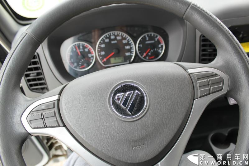 10月23日，福田汽车在位于北京市密云县的北京多功能汽车厂内举行了“为生活而科技——福田汽车奥铃、欧马可品鉴会”。图为欧马可BJ5089XLC-FB型冷藏车方向盘及仪表