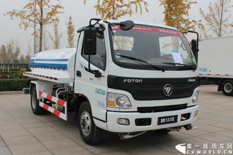 10月23日，福田汽车在位于北京市密云县的北京多功能汽车厂内举行了“为生活而科技——福田汽车奥铃、欧马可品鉴会”。图为欧马可BSZ5083GSSC4T033型洒水车