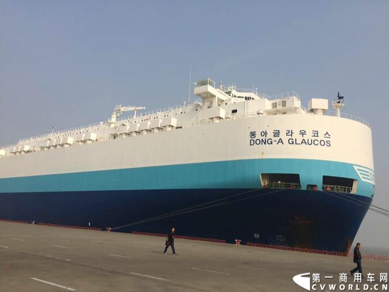 2014年11月17日，应委内瑞拉交通部的采购要求，中国重卡出口第一大单——江淮汽车出口委内瑞拉5239辆重卡订单首批200辆在上海海通码头启程发运。图为上海海通码头