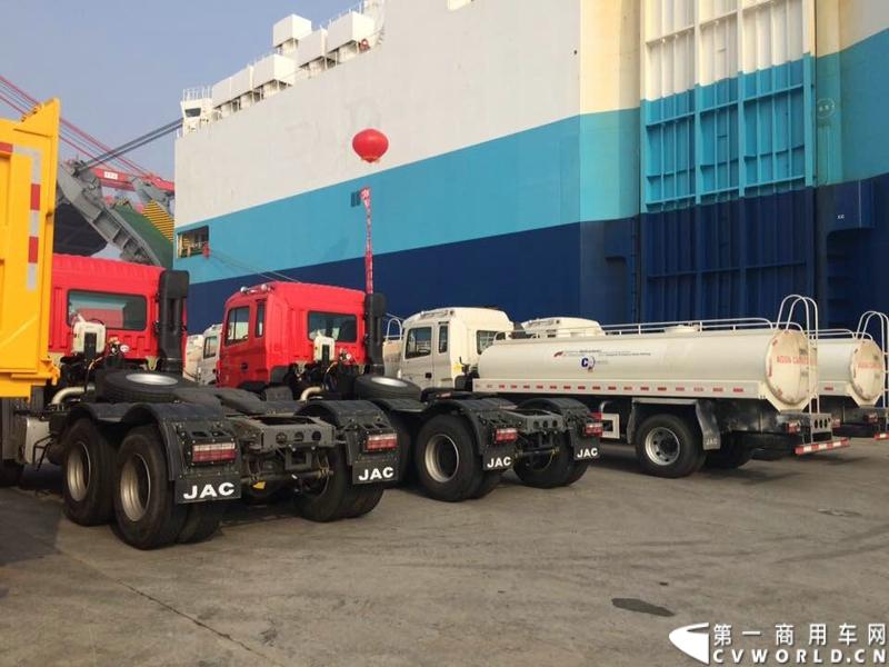 2014年11月17日，应委内瑞拉交通部的采购要求，中国重卡出口第一大单——江淮汽车出口委内瑞拉5239辆重卡订单首批200辆在上海海通码头启程发运。图为即将启程发运委内瑞拉的江淮格尔发重卡