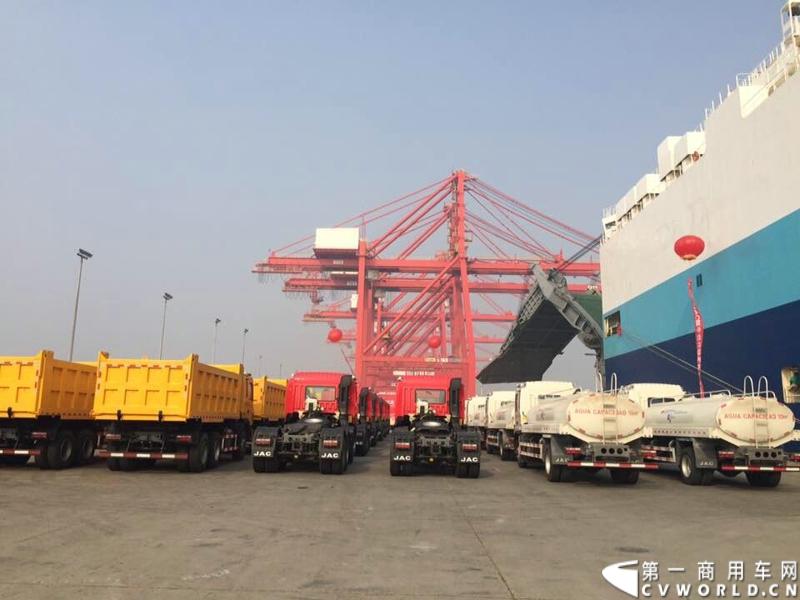 2014年11月17日，应委内瑞拉交通部的采购要求，中国重卡出口第一大单——江淮汽车出口委内瑞拉5239辆重卡订单首批200辆在上海海通码头启程发运。图为即将启程发运委内瑞拉的江淮格尔发重卡