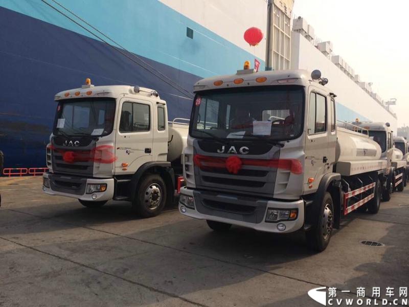 2014年11月17日，应委内瑞拉交通部的采购要求，中国重卡出口第一大单——江淮汽车出口委内瑞拉5239辆重卡订单首批200辆在上海海通码头启程发运。图为江淮格尔发水罐车
