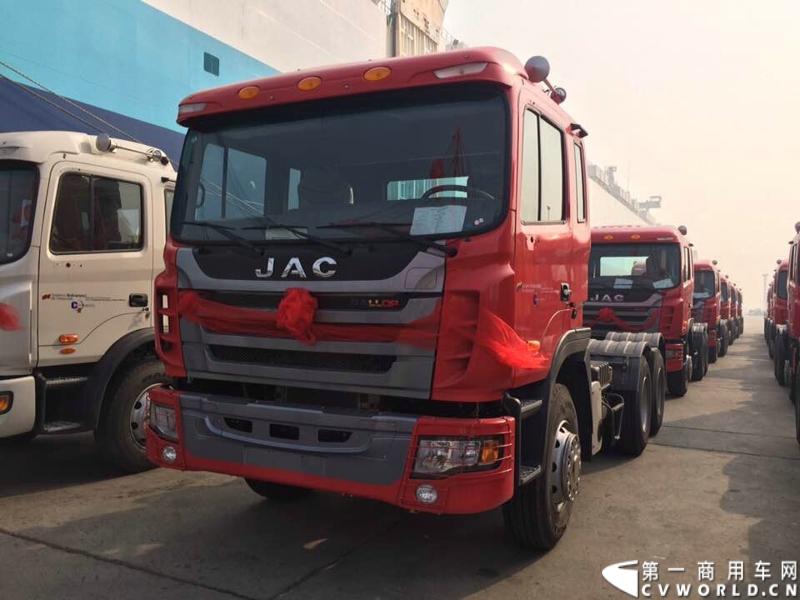 2014年11月17日，应委内瑞拉交通部的采购要求，中国重卡出口第一大单——江淮汽车出口委内瑞拉5239辆重卡订单首批200辆在上海海通码头启程发运。图为江淮格尔发牵引车