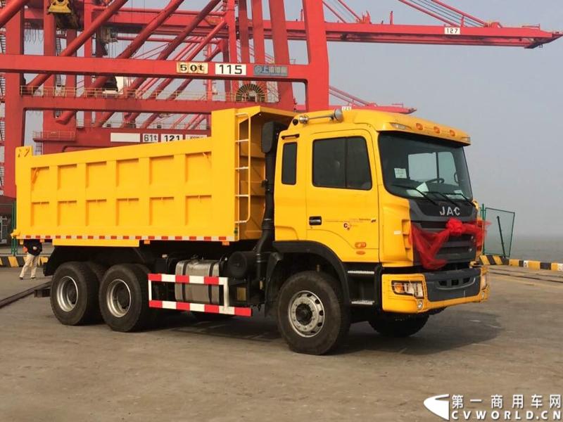 2014年11月17日，应委内瑞拉交通部的采购要求，中国重卡出口第一大单——江淮汽车出口委内瑞拉5239辆重卡订单首批200辆在上海海通码头启程发运。图为江淮格尔发自卸车