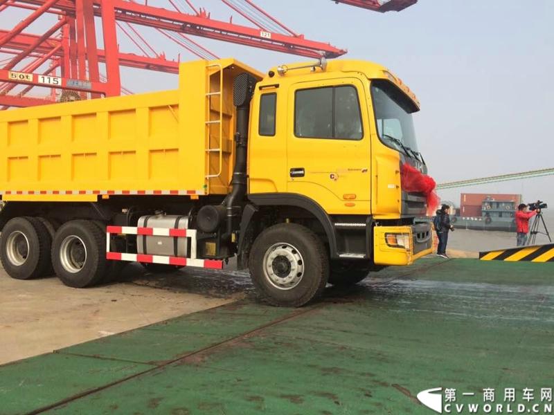 2014年11月17日，应委内瑞拉交通部的采购要求，中国重卡出口第一大单——江淮汽车出口委内瑞拉5239辆重卡订单首批200辆在上海海通码头启程发运。图为江淮重卡装船发运