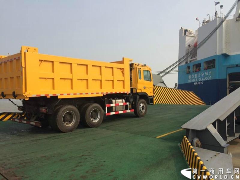 2014年11月17日，应委内瑞拉交通部的采购要求，中国重卡出口第一大单——江淮汽车出口委内瑞拉5239辆重卡订单首批200辆在上海海通码头启程发运。图为江淮重卡装船发运