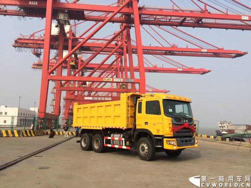 2014年11月17日，应委内瑞拉交通部的采购要求，中国重卡出口第一大单——江淮汽车出口委内瑞拉5239辆重卡订单首批200辆在上海海通码头启程发运。图为江淮重卡装船发运