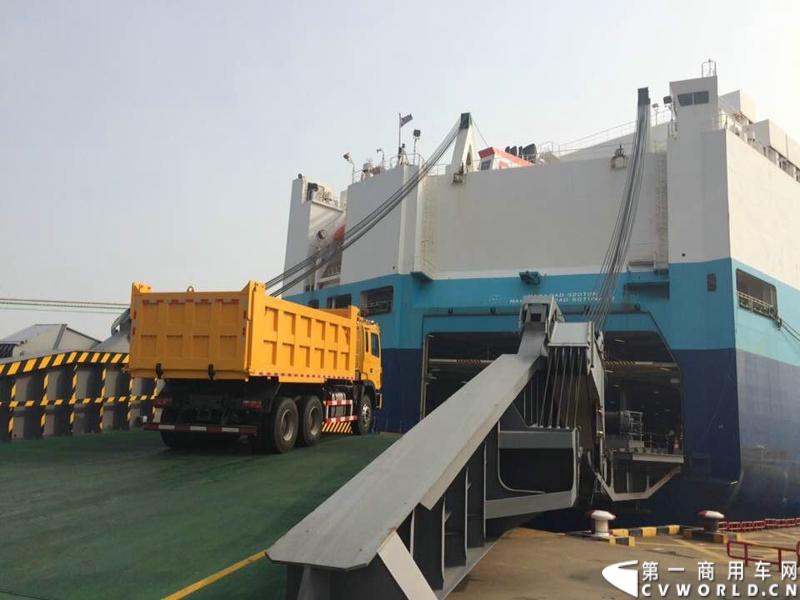 2014年11月17日，应委内瑞拉交通部的采购要求，中国重卡出口第一大单——江淮汽车出口委内瑞拉5239辆重卡订单首批200辆在上海海通码头启程发运。图为江淮重卡装船发运