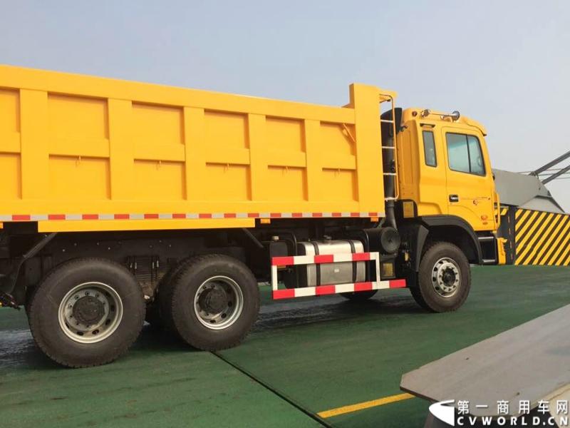 2014年11月17日，应委内瑞拉交通部的采购要求，中国重卡出口第一大单——江淮汽车出口委内瑞拉5239辆重卡订单首批200辆在上海海通码头启程发运。图为江淮重卡装船发运