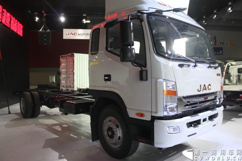   2014年11月20日-23日, 2014广州国际商用车展在广州琶洲中国进出口商品交易会展馆B区举行。作为国内主流商用车企业之一，此次江淮汽车携旗下帅铃全系主力车型及帅铃威司达中卡亮相。图为江淮帅铃W 牵引车