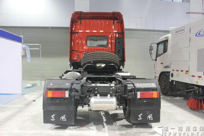 2014年11月20日, 2014广州国际商用车展在广州琶洲中国进出口商品交易会展馆B区举行。作为国内主流商用车企业之一，此次东风特种商用车有限公司携其主力车型前来参展，可谓阵容强大。图为东风神宇御虎牵引车